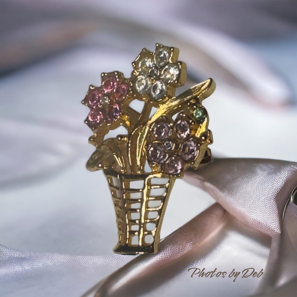 💖3 FOR $15💖 Basket of rhinestone flowers gold tone brooch pin
